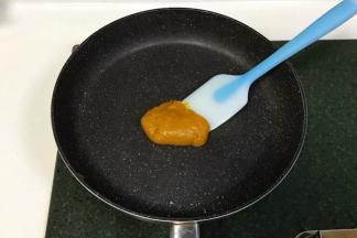 翻炒至南瓜泥成团，不粘锅底不粘刮板即可，南瓜馅就制作好了。