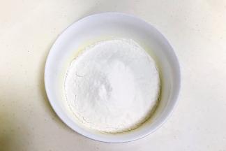 低筋面粉和泡打粉筛入碗中。
