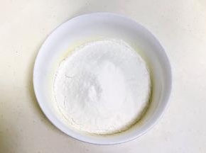 低筋面粉和泡打粉筛入碗中。