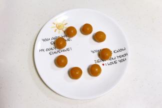 稍放凉后均分成8份。