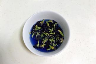 蝶豆花冲入48克热水浸泡10分钟。