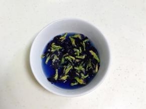 蝶豆花冲入48克热水浸泡10分钟。