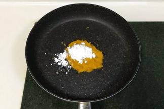 加入玉米淀粉翻炒，帮助南瓜馅最后成型。