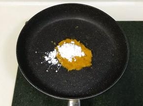 加入玉米淀粉翻炒，帮助南瓜馅最后成型。