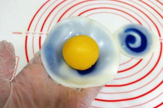 包入一个奶黄馅。