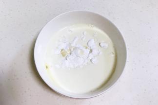 白色冰皮：牛奶、糯米粉、粘米粉、澄面、细砂糖和玉米油混合拌匀。