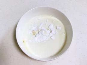 白色冰皮：牛奶、糯米粉、粘米粉、澄面、细砂糖和玉米油混合拌匀。