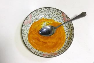 南瓜去皮切薄片，入微波炉加热3分钟至熟，捣成泥。