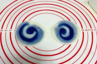 对半切开后按扁或擀开。