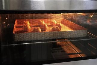 入预热好的烤箱中，上下火160度约烤13分钟。