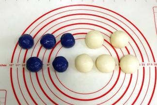 两个颜色的冰皮均分成5份。