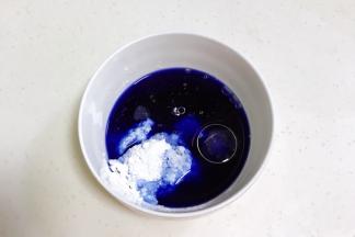 蓝色冰皮：过滤出45克蝶豆花水，加入糯米粉、粘米粉、澄面、细砂糖和玉米油，搅拌均匀。