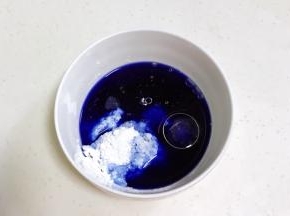 蓝色冰皮：过滤出45克蝶豆花水，加入糯米粉、粘米粉、澄面、细砂糖和玉米油，搅拌均匀。