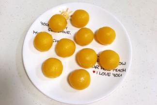 奶黄馅均分10份。