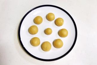 面团冷藏好后取出，先预留一个8克小面团做玉兔耳朵，其余再分成8等份。