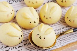 出炉放凉，用黑色食用色素笔画上玉兔的眼睛和嘴巴，粉色色素笔画上可爱的腮红。