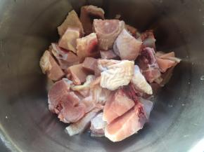 琵琶腿洗净，如果新鲜鸡腿则可以浸泡会洗去血水，如果冷冻鸡腿则解冻后表面稍微揉搓清洗干净即可；琵琶腿洗净后剁成块；