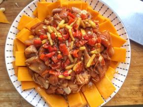 摆放入略有深度的碗中；（蒸制会出汁，有深度的碗能避免汁水溢出；）