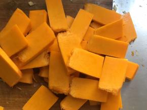 将南瓜削皮去籽、洗净后，切成片；（注意南瓜片不宜太薄太小，避免蒸制时间太长南瓜片易蒸烂，后期食用易碎）