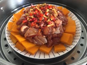 放入蒸锅中层，水开后入锅蒸20分钟即可，有葱花可以撒上少许葱花会更美观更香；