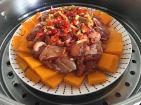 放入蒸锅中层，水开后入锅蒸20分钟即可，有葱花可以撒上少许葱花会更美观更香；