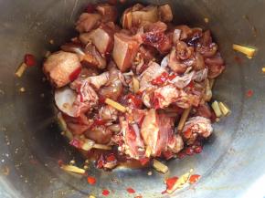 放入碗中，然后放入生姜碎、生抽、老抽、糖、生粉、剁辣椒、盐，搅拌均匀。最后倒入油拌匀腌制半小时使其入味（如果时间充分可以腌制时间长些，但是注意室温，太高则建议放入冰箱冷藏腌制入味；而最后加入少许油能有效锁住鸡腿的水份；）