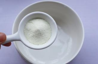 大碗中加入澳优能立多G4奶粉。