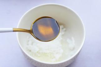 加入油一起，加入150ml水拌匀。