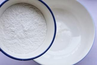 另取一碗加入糯米粉。