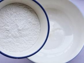 另取一碗加入糯米粉。