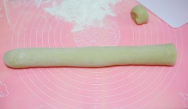 蒸熟的面糊放凉，揉成面团，搓长条。