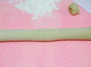 蒸熟的面糊放凉，揉成面团，搓长条。