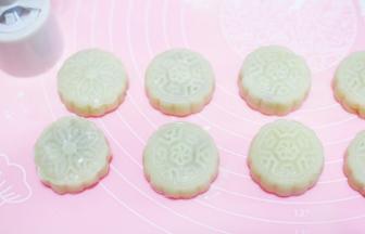 放入模具按压成型即可，可以直接食用或放冰箱冷冻10分钟以上，口感更佳。