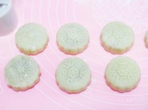 放入模具按压成型即可，可以直接食用或放冰箱冷冻10分钟以上，口感更佳。