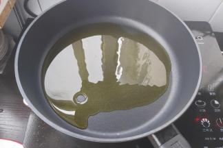 锅中多倒油，烧至约6、7成热。