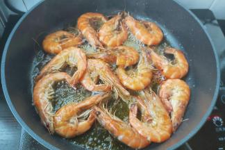 当底部全部发红，翻面继续煎。