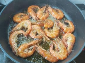 当底部全部发红，翻面继续煎。