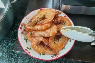 海虾两面煎红，虾皮起酥捞出备用。