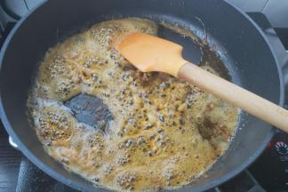 锅内留油，倒入蒜末、姜丝，炸香，继续保持中火。