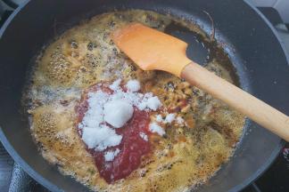 倒入白糖、番茄酱。（白糖跟番茄酱的比例可根据个人口味调整）