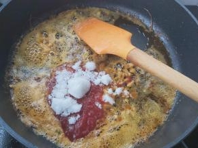 倒入白糖、番茄酱。（白糖跟番茄酱的比例可根据个人口味调整）