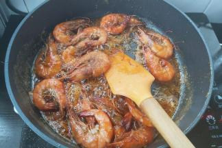 倒入刚才炸好的海虾，再加入一点点海盐、现磨胡椒粉，翻炒均匀。（若无现磨胡椒粉可忽略）