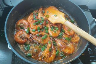 最后加入一点点纯净水，大火收干汤汁，撒上葱花即可。