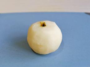 首先将梨去皮，洗干净。