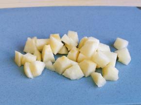 将梨核去掉，再切小块。