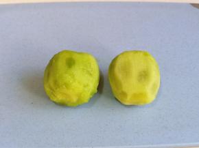 猕猴桃去皮，冲洗干净。