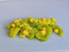 再将猕猴桃切小块。