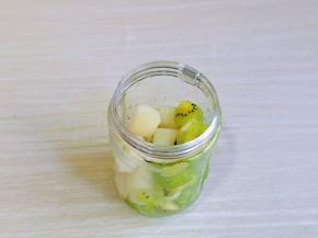 梨块与猕猴桃块放入果汁机中，加入纯净水。