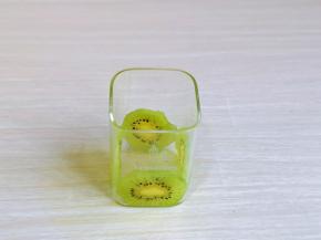 切4片猕猴桃片，摆放在杯中，如图。