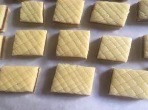 想要外观更好看则可以用叉子、牙签、刀等轻轻划出纹路、划出线条、刻出印记等（可忽略）

